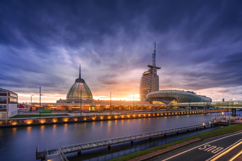 Havenwelten Bremerhaven: Klimahaus und SAIL City bei Sonnenuntergang Havenwelten Bremerhaven mit Klimahaus und SAIL City bei Sonnenuntergang