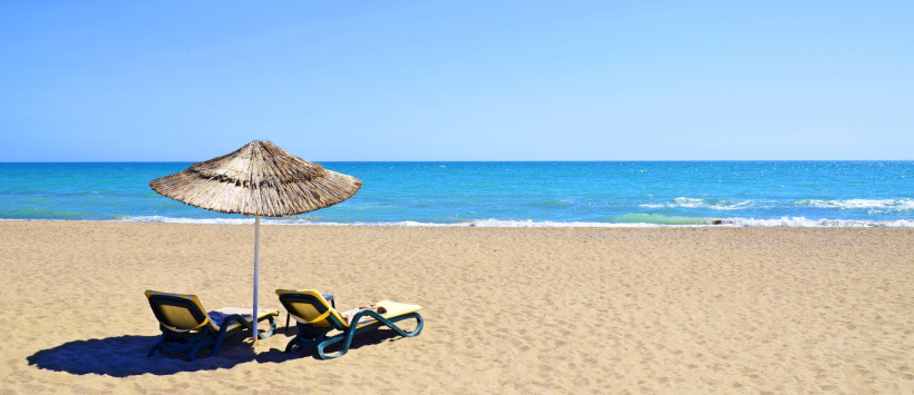 Kadriye Beach Park – Entspannter Sandstrand mit Sonnenliegen in Belek Sonnenliegen und Strohschirme am weitläufigen Sandstrand des Kadriye Beach Parks in Belek an einem sonnigen Tag