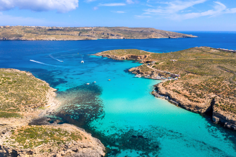 Blue Lagoon Comino – Luftaufnahme der berühmten Lagune zwischen Malta und Gozo Atemberaubender Blick auf die Blue Lagoon zwischen Malta und Gozo – das leuchtend blaue Wasser und die felsige Küste machen diesen Ort zu einem der beliebtesten Fotospots der Inselgruppe.