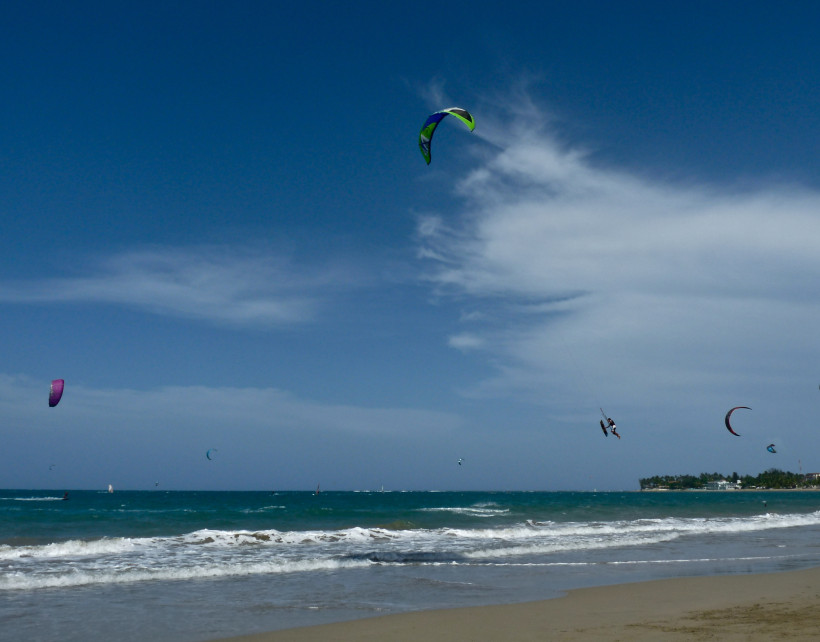 Dominikanische Republik - Playa Cabarete Kitesurfer am Strand von Cabarete in der Dominikanischen Republik – beliebter Hotspot für Wassersport mit Wind, Wellen und tropischem Flair.