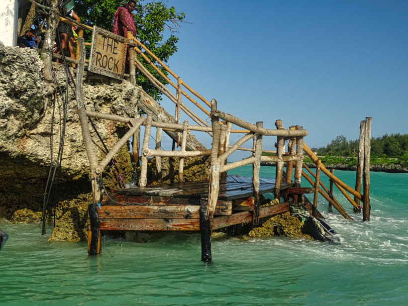 Sansibar -  The Rock Restaurant Holzkonstruktion mit Treppe und Schild 'The Rock' führt ins Meer bei Sansibar, Zugang zum berühmten Restaurant The Rock