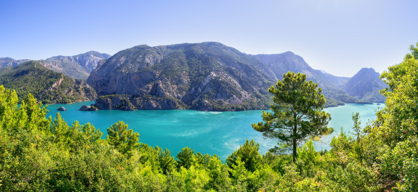 Panoramablick auf den Green Canyon mit smaragdgrünem Wasser, Bergen und dichter Vegetation nahe Side in der Türkei