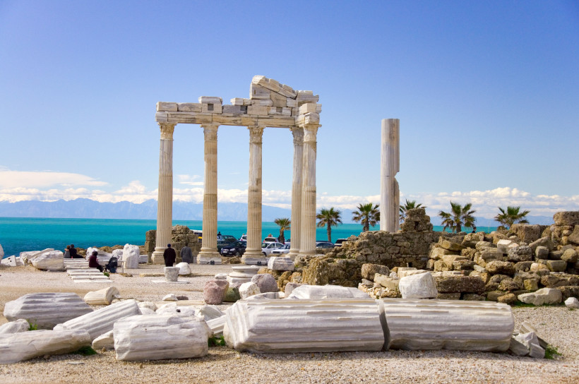 Antike Säulen des Apollon-Tempels im Zentrum von Side mit Blick auf das Mittelmeer