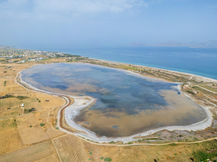 Kos - Tigaki Salzsee Alykes auf Kos aus der Luft, umgeben von Feldern, Strand und der Küste im Hintergrund.