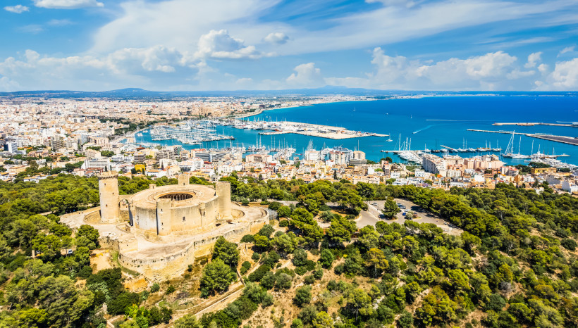 Festung Castell de Bellver, Mallorca Luftaufnahme des Castell de Bellver in Palma de Mallorca mit Blick auf die Stadt und den Yachthafen