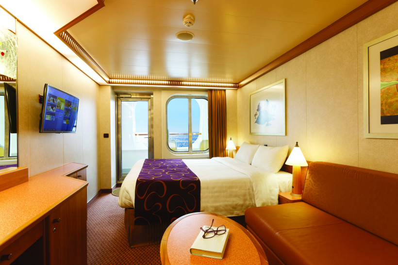 Costa Diadema Balkonkabine mit Doppelbett und Zugang zum Balkon Balkonkabine auf der Costa Diadema mit Doppelbett, Sofa, Fernseher und Balkontür