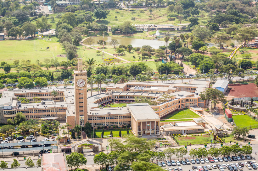 Kenia Parlament Nairobi – Wahrzeichen im Herzen der Hauptstadt Luftaufnahme des Parlamentsgebäudes in Nairobi, Kenia – Uhrturm und Anlage mit Park im Stadtzentrum.