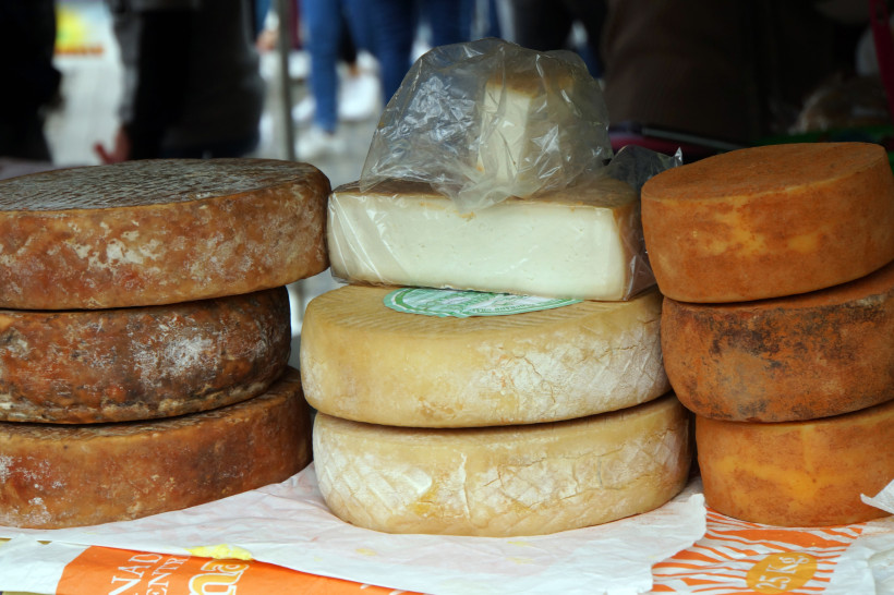 Bauernkäse auf dem Sonntagsmarkt in Teror – Gran Canaria genießen Traditioneller Bauernkäse auf dem Sonntagsmarkt in Teror auf Gran Canaria. Frisch hergestellte Käselaibe werden rund um die Basilika angeboten – ein echtes Highlight für Feinschmecker.