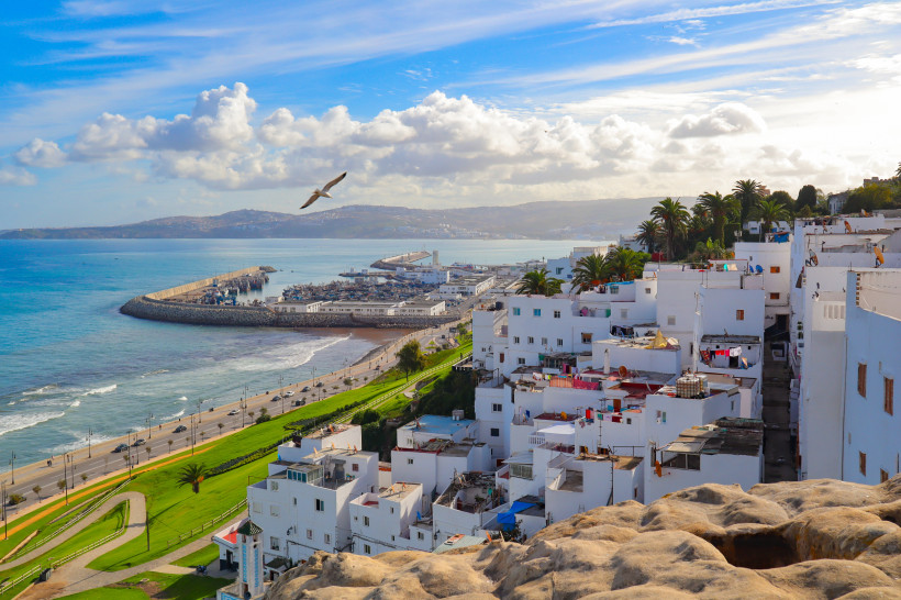 Tanger – Panorama mit Atlantikküste und Altstadt Panoramablick auf Tanger, Marokko, mit weißen Häusern, Palmen, Atlantikküste und Hafen – malerische Aussicht über die Stadt und das Meer.