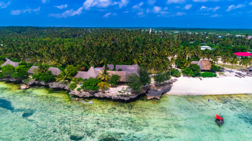 Sansibar - Kizimkazi Küstenlandschaft von Sansibar mit tropischen Palmen, Strand und türkisfarbenem Meer