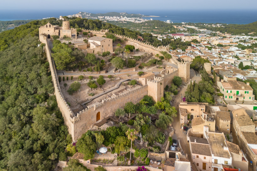 Luftaufnahme des Castell de Capdepera mit Stadt Capdepera und Küste im Hintergrund