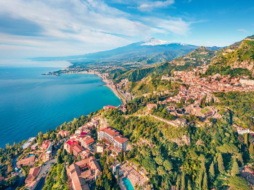 Panoramablick auf Taormina und den Ätna – Siziliens Ostküste entdecken Atemberaubender Panoramablick auf Taormina, die Ostküste Siziliens und den schneebedeckten Vulkan Ätna – eines der Highlights auf einer Sizilien-Rundreise