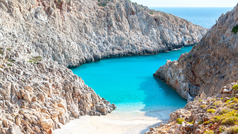 Bucht Seitan Limania mit türkisblauem Wasser zwischen steilen Felsklippen und schmalem Sandstrand