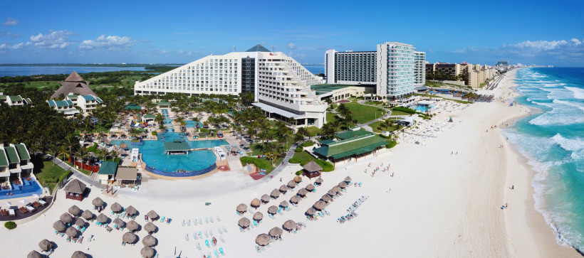 Mexiko Strand von Cancun und Iberostar Selection Cancun Resort, Panorama-Luftaufnahme des Seadust Cancun Family Resort