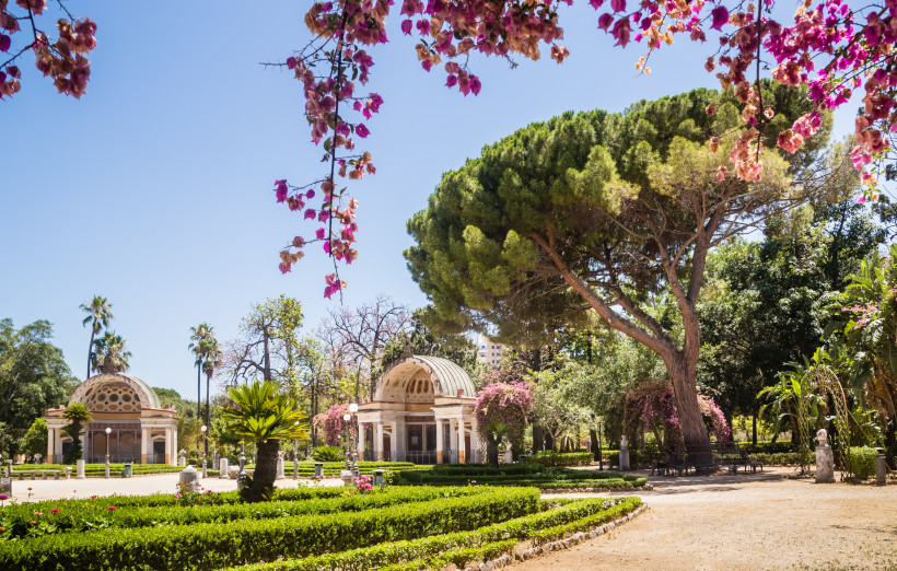 Giardino Inglese Palermo – Botanischer Garten mit Pavillons und Blütenpracht Blühender Giardino Inglese in Palermo mit historischen Pavillons, Palmen und Bougainvillea – einer der schönsten Gärten Siziliens für Spaziergänge und Erholung