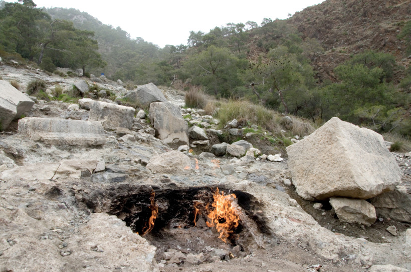 Natürliche Gasflammen von Yanartaş (Chimaira), die aus felsigem Boden in den Bergen bei Olympos brennen