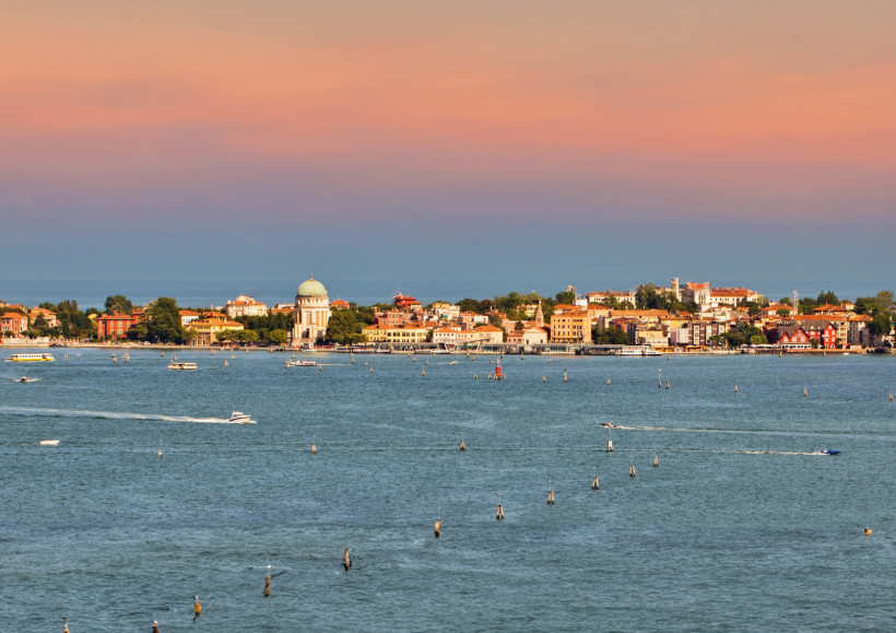 Venice Lido in der Lagune von Venedig, Blick auf die Uferlinie Blick über die Lagune auf den Venice Lido mit Uferbebauung und Booten