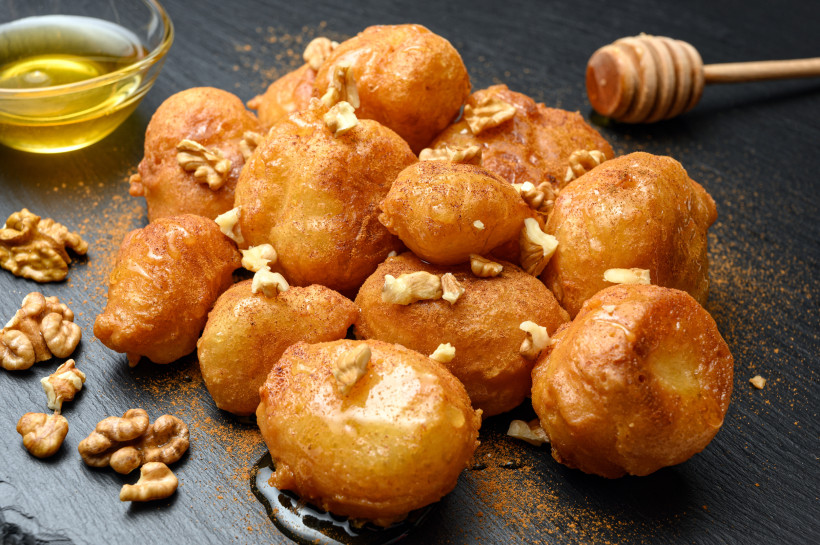 Loukoumades, frittierte Teigbällchen mit Honig, Walnüssen und Zimt
