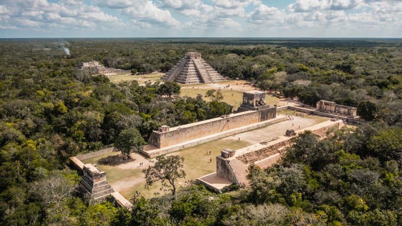 Luftaufnahme der Maya-Pyramide Kukulcán in Chichén Itzá, UNESCO-Welterbe und eines der neuen sieben Weltwunder in Mexiko – Sehenswürdigkeit 2025/2026