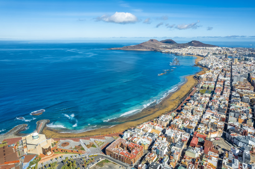Playa de Las Canteras Gran Canaria Luftaufnahme von Las Palmas de Gran Canaria mit der langen Playa de Las Canteras, türkisblauem Meer und dichter Bebauung entlang der Küste.