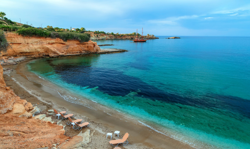 Kleine Bucht Limanakia bei Chersonissos mit Sandstrand, Felsklippen und türkisblauem Meer