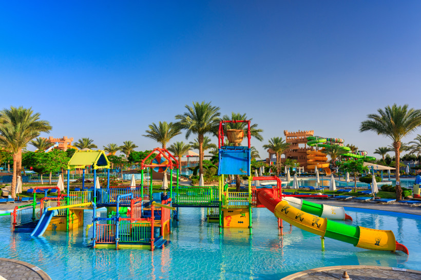 Bunter Wasserpark mit Rutschen und Spielbereichen in einer Hotelanlage in Marsa Alam
