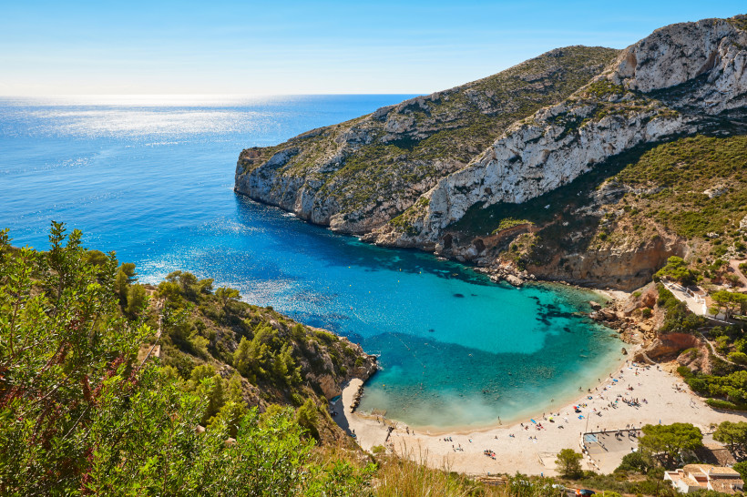 Bucht mit Sandstrand und türkisblauem Wasser am Strand La Granadella bei Alicante, Valencia