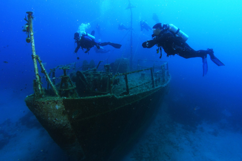 Aktivurlaub in Belek – Faszinierendes Wracktauchen im Mittelmeer Taucher erkunden ein versunkenes Schiffswrack im Mittelmeer vor der Küste von Belek – eindrucksvolle Unterwasserlandschaft und beliebtes Highlight für Aktivurlauber