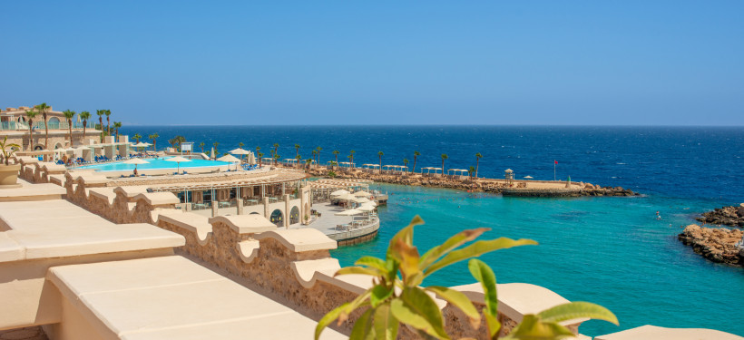Atemberaubende Aussicht auf Hotel, Pool und das Rote Meer in Hurghada Luxuriöse Hotelanlage in Hurghada mit Pool, Palmen und Blick auf das türkisfarbene Rote Meer