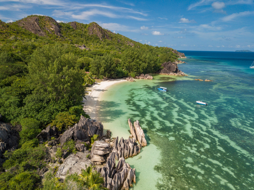 Seychellen - Curieuse Island Curieuse Island Seychellen 2025/2026 – einsame Bucht mit weißen Sandstränden, türkisblauem Wasser und Granitfelsen