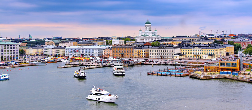 Hafenansicht in Helsinki mit Dom und Booten Blick über den Hafen von Helsinki mit Booten und Marktplatz, im Hintergrund der Dom von Helsinki
