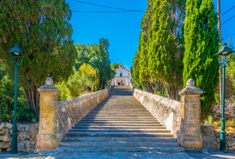 Steintreppe mit Zypressenallee zum Calvari mit Kapelle am oberen Ende