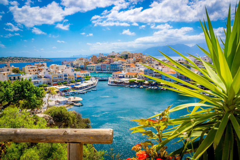 Agios Nikolaos, Kreta  Luftaufnahme der Hafenstadt