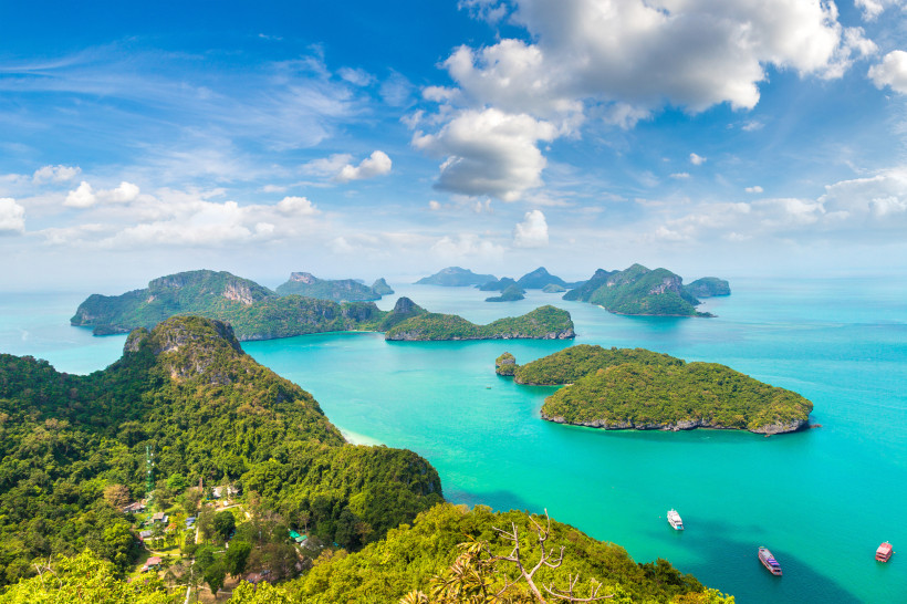 Atemberaubender Blick auf die Inselwelt des Ang Thong Marine Park Luftaufnahme der Inseln im Ang Thong National Marine Park bei Koh Samui mit türkisblauem Wasser, bewaldeten Felseninseln und Ausflugsbooten.
