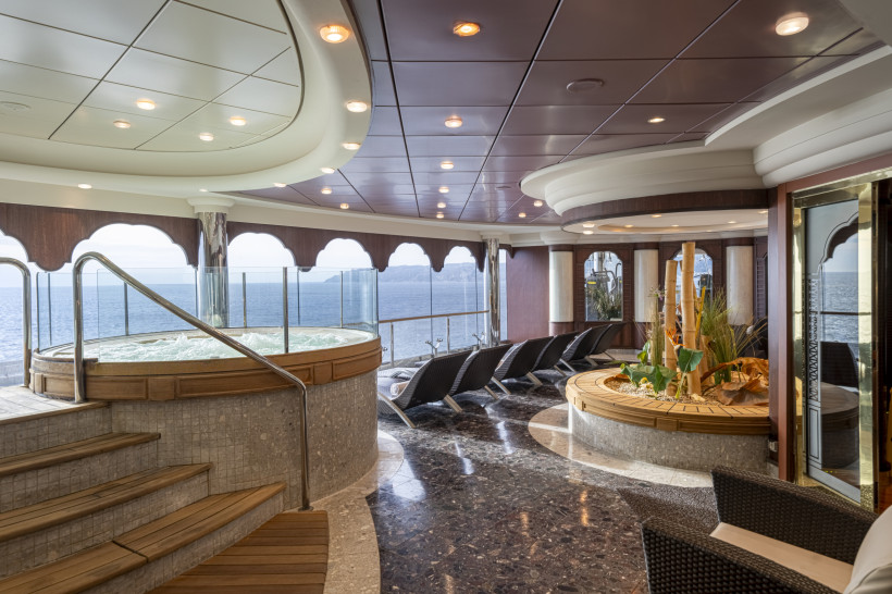 Thermalbereich im MSC Aurea Spa der MSC Orchestra mit Whirlpool, Liegen und Meerblick