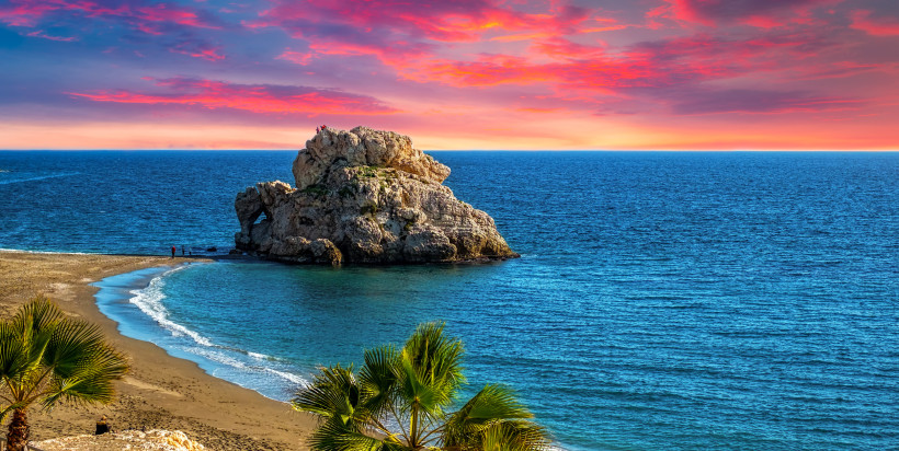 Felsenformation Penon del Cuervo an der Costa del Sol bei Malaga, Spanien, im Meer vor einem Strand