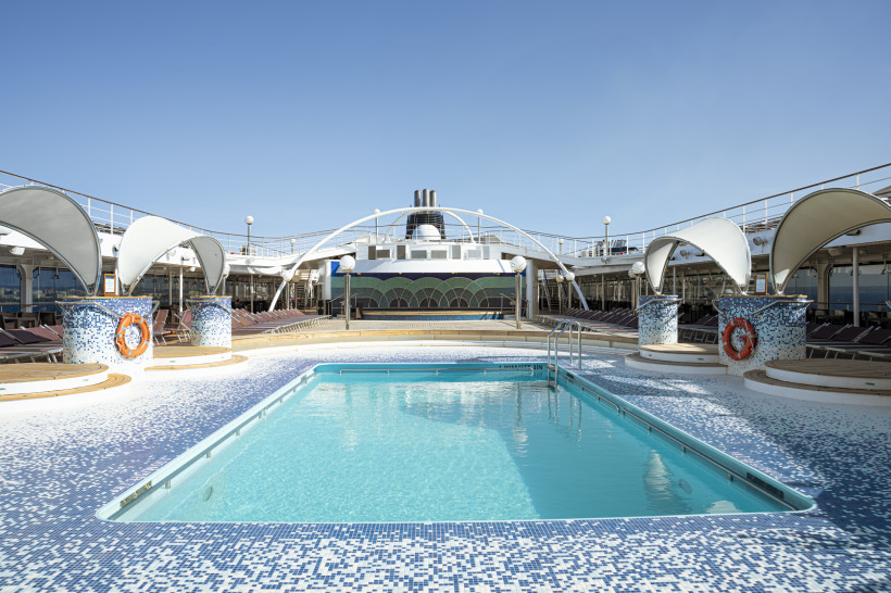 Poolbereich Cala Branca auf der MSC Orchestra mit Liegestühlen und Blick auf das Meer