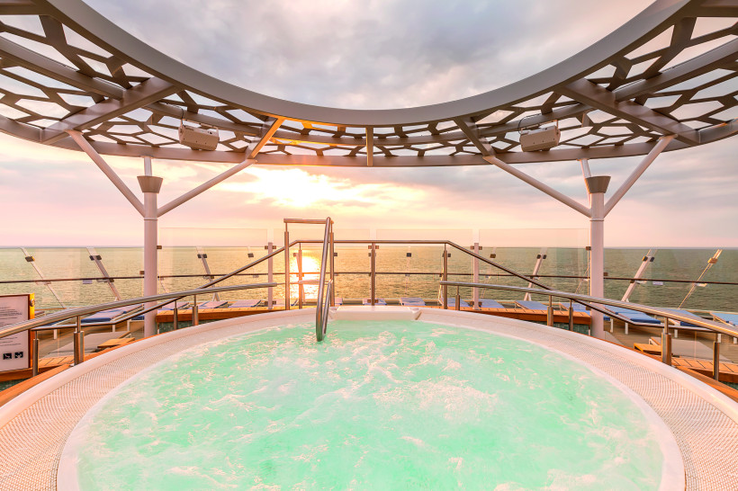 Whirlpool auf dem X-Sonnendeck der Mein Schiff 6 mit Blick auf das Meer bei Sonnenuntergang