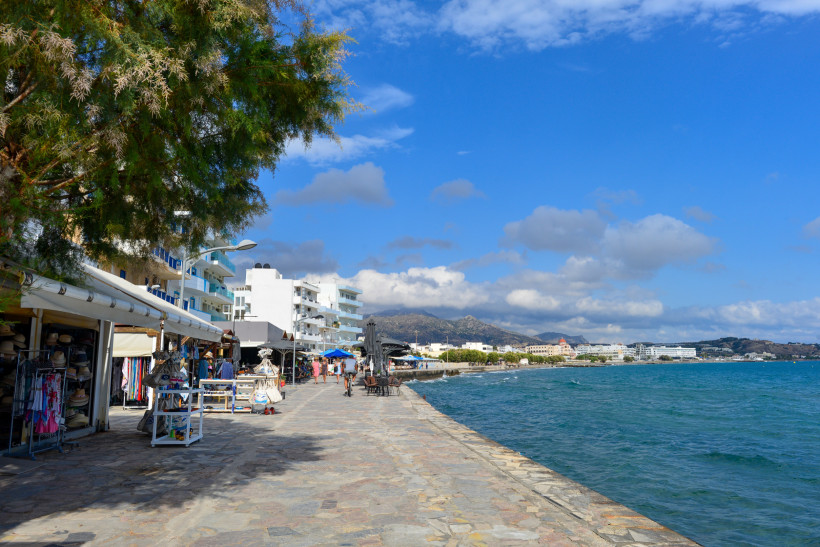 Uferpromenade in Ierapetra mit Marktständen, Hotelgebäuden und Blick auf das Meer