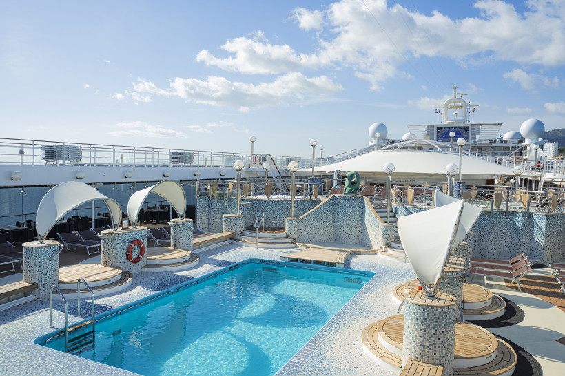 Poolbereich auf dem Sonnendeck der MSC Orchestra mit Liegen und Sitznischen