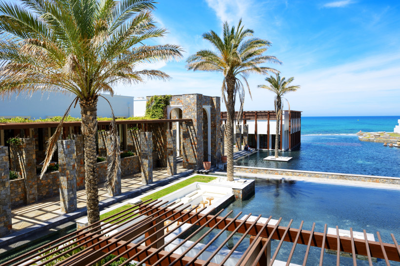 Wellnesshotel auf Kreta mit Infinity-Pool, Palmen und Blick auf das Meer