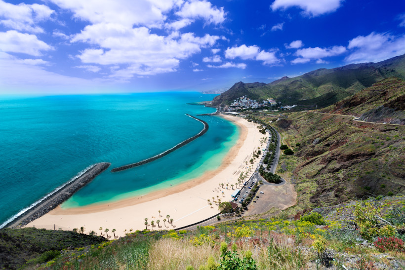 Panoramaaufnahme der Playa de Las Teresitas von oben mit goldfarbenem Strand und türkisblauem Meer