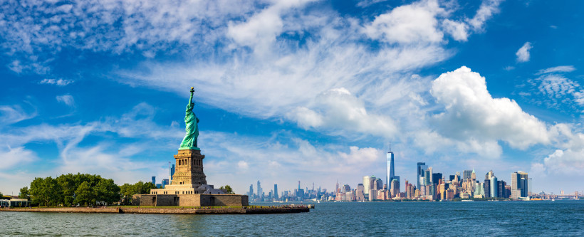 Freiheitsstatue im Hafen von New York mit Skyline von Manhattan im Hintergrund