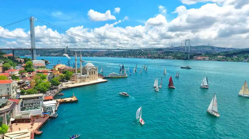 Türkei - Istanbul Istanbul am Bosporus: Blick auf die Ortaköy-Moschee mit Regatta-Segelbooten vor der Bosporus-Brücke an einem sonnigen Tag
