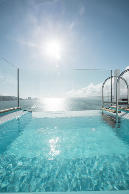 Infinity-Pool an Bord der AIDAperla mit Blick über das Meer