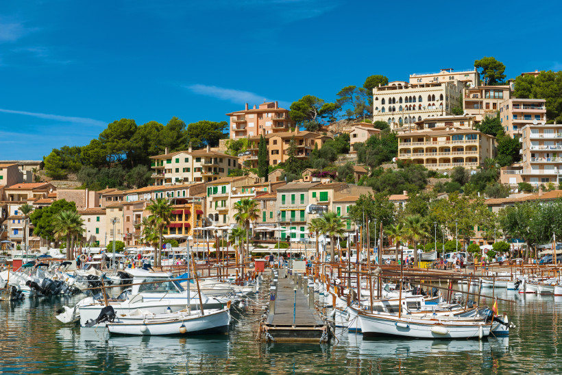 Sóller, Mallorca Hafen von Port de Sóller auf Mallorca mit traditionellen Booten, bunten Häusern und grünen Hügeln im Hintergrund