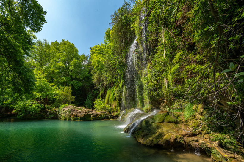 Kursunlu Wasserfall – Smaragdgrüner Naturpark und Wasserfallkulisse Der Kursunlu Wasserfall in Antalya mit smaragdgrünem Wasser, üppiger Vegetation und herabfallenden Kaskaden im Naturpark