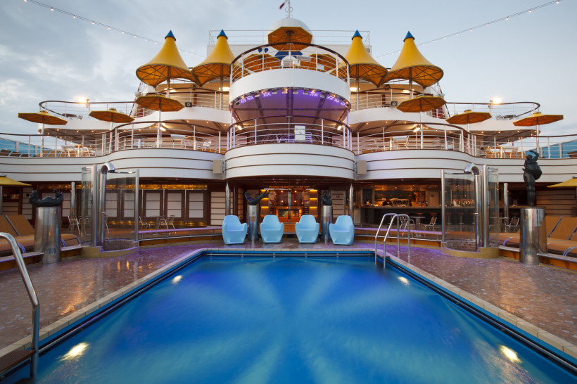 Costa Fascinosa: Lido Via col Vento mit Pooldeck und Sitzbereichen Poolbereich und Lido Via col Vento auf der Costa Fascinosa mit Liegestühlen und Sonnensegeln