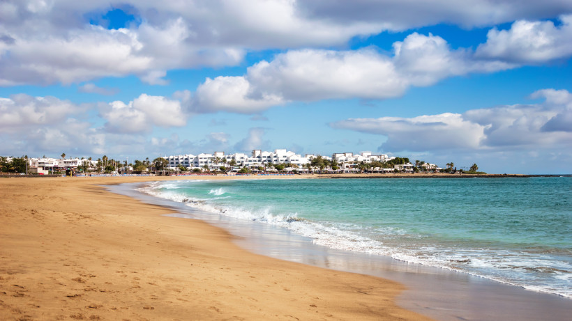 Playa de los Pocillos – Strand mit goldenem Sand und türkisblauem Meer auf Lanzarote Goldener Sandstrand und türkisfarbenes Meer an der Playa de los Pocillos im Osten von Lanzarote.