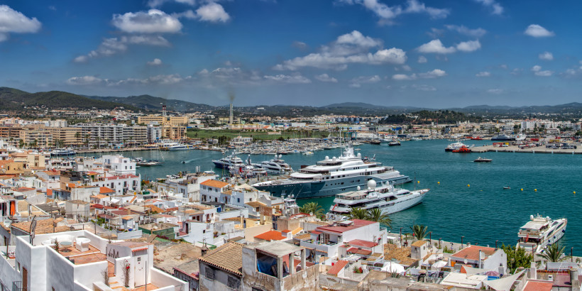 Hafen und Marina von Ibiza-Stadt mit Yachten, Booten und Küstenbebauung